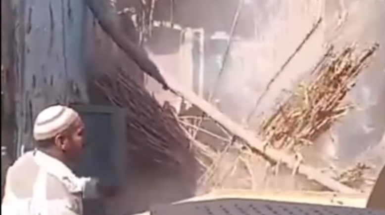 من موقع المنزل المنهار 