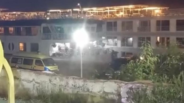 من موقع حادث تصادم باخرتين سياحيتين بالأقصر