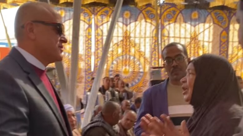 السيدة العجوز تتحدث من المحافظ 