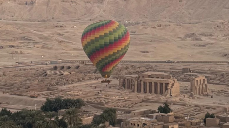 البالون الطائر يزين سماء الأقصر 
