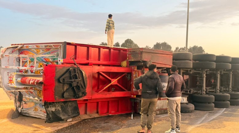 انقلاب تريلا على طريق القاهرة الإسماعيلية الصحراوي