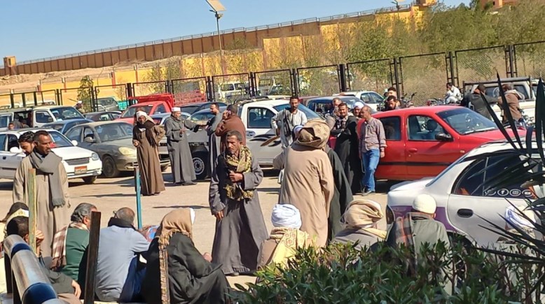 انتظار الأهالي بقرية الجبلاو في مستشفي المرزوقي لتسلم جثامين ذويهم