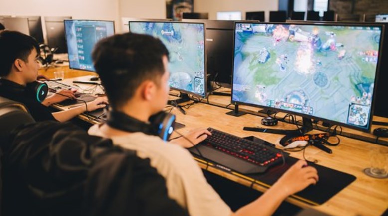 إدمان الشباب ألعاب المراهنات الإلكترونية