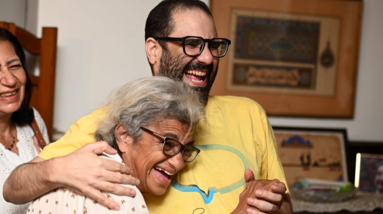 علاء عبدالفتاح ووالدته