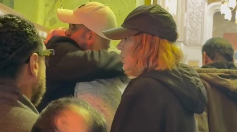 منة شلبي وزوجها في عزاء سمية الألفي