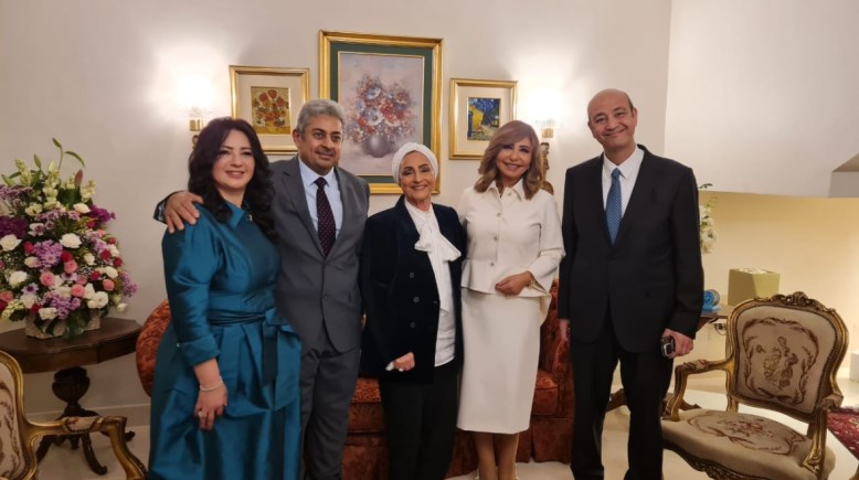 عمرو أديب ولميس الحديدي في قراءة فاتحة نجلهما نور