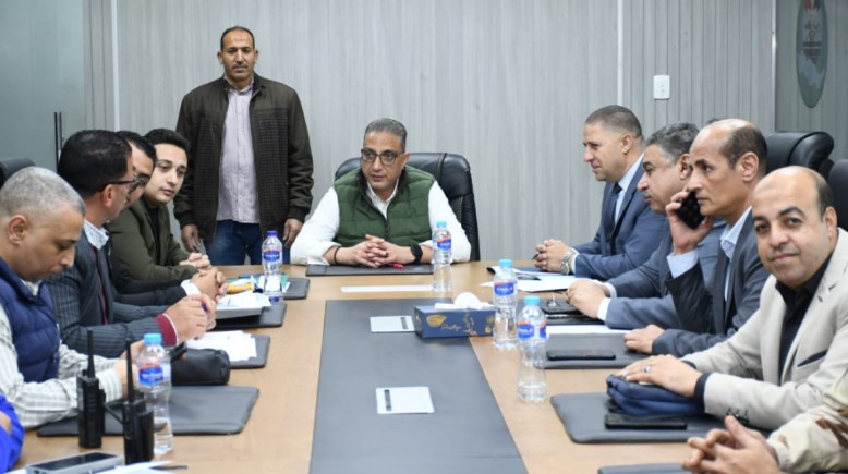 صوره لمحافظ الفيوم أثناء متابعة للجان الاقتراع 