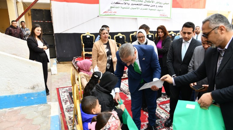 محافظ الفيوم الدكتور أحمد الأنصاري أثناء حديثه مع الأطفال المكفوفين