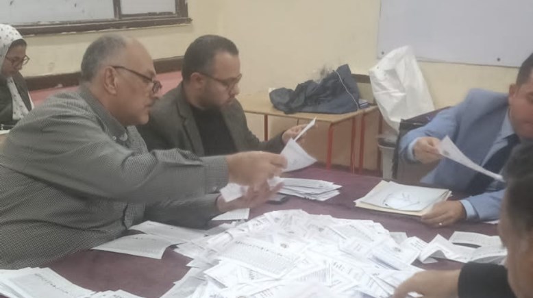 صورة من داخل اللجان اثناء الفرز 