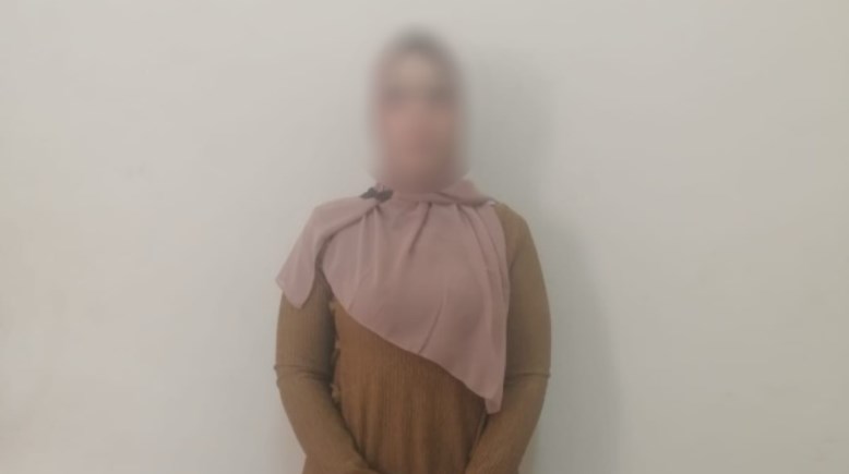 المتهمة بعد ضبطها 