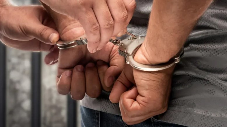 القبض على متهم - أرشيفية 