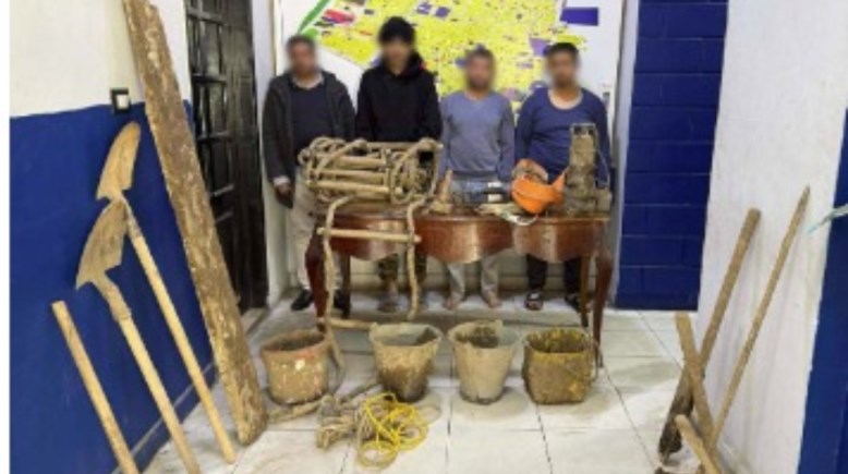 المتهمون والأدوات المستخدمة في الحفر 