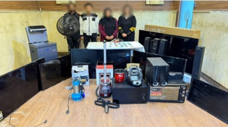 المتهمون بعد ضبطهم 