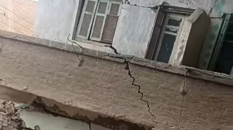 أحد المنازل المنهارة 