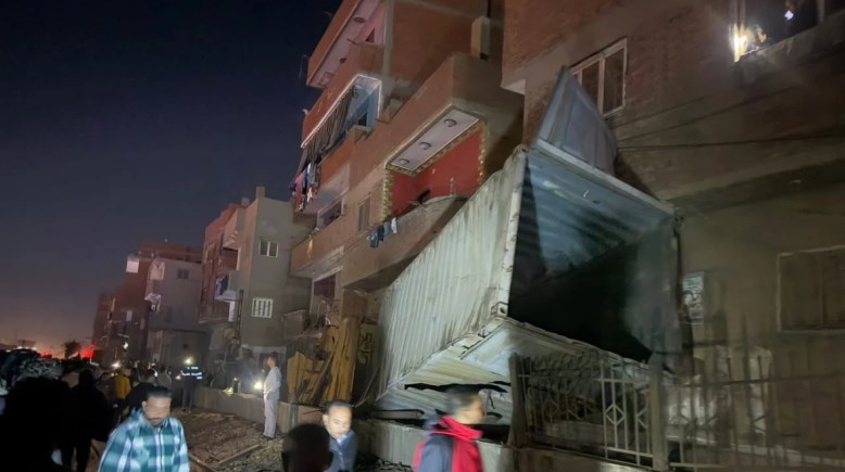 سقوط صناديق كونتنر من قطار بضائع