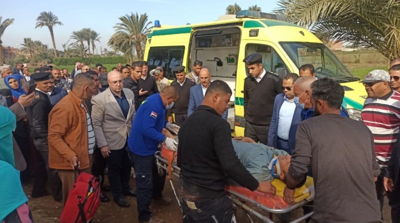 محافظ بني سويف يتدخل لإنقاذ مواطن مُغمى عليه بمدخل قرية الشوبك