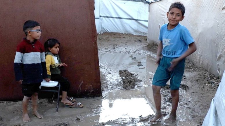 الطقس القاسي والأمطار الغزيرة في غزة أدت إلى غمر آلاف الخيام، مما شكّل تهديدا مباشرا للعائلات النازحة، وخاصة الأطفال