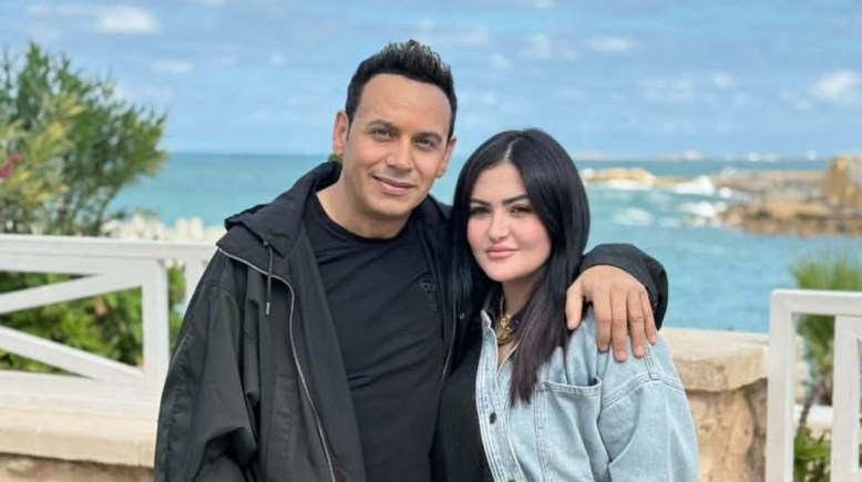 مصطفي قمر وزوجته