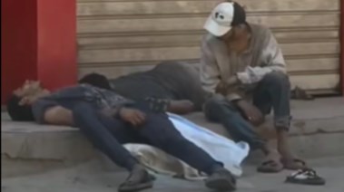 مشردون يتعاطون المخدرات بأحد شوارع القاهرة