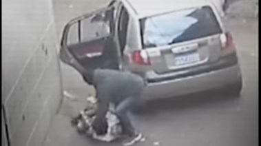 طفل يحاول انقاذ شقيقه من الاختطاف