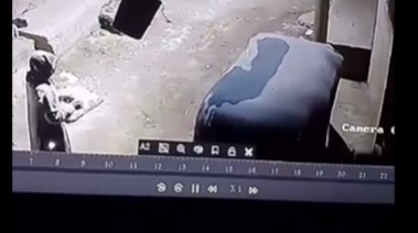 شاب يشعل النيران بمركبة جاره