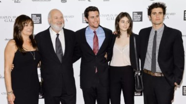  روب راينر مع زوجته ميشيل وأبنائه جيك، رومي، و نك راينر