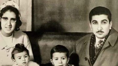 هاني رمزي مع شقيقه ووالده ووالدته