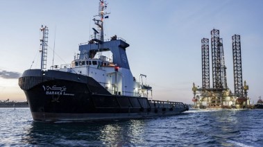 القاطرات في قناة السويس