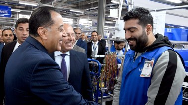 حوار بين رئيس الوزراء وعامل بمصنع ليوني مصر