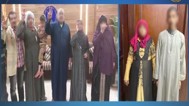 المتهمون وأسرة الطفل بعد العثور عليه في سوهاج