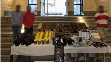 المتهمون بعد إلقاء القبض عليهم وأمامهم المضبوطات