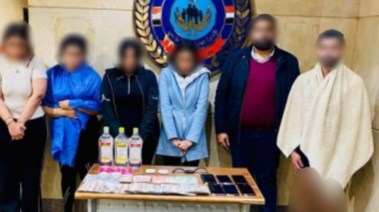 المتهمة وبصحبتها 3 سيدات وشخصين