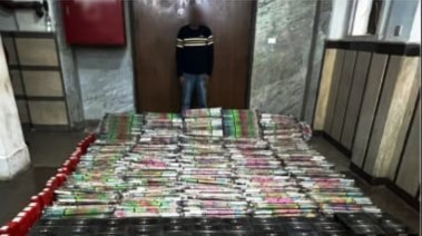 المتهم وبحوزته الألعاب النارية والأسلحة البيضاء