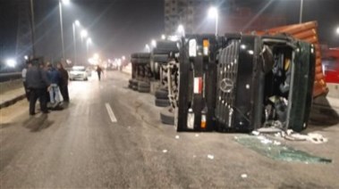 انقلاب سيارة نقل - أرشيفية