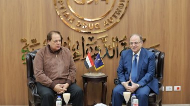 رئيس هيئة الدواء الدكتور علي الغمراوي مع محمد أبو العينين