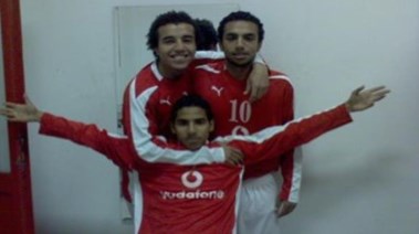 محمد عبدالسلام ناشئ الأهلي السابق برفقة زملائه