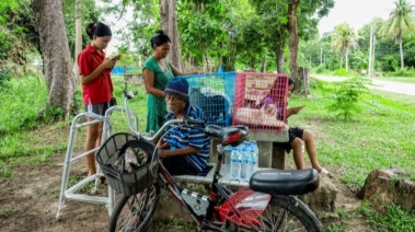 أشخاص يستريحون في ملجأ وسط الاشتباكات بين تايلاند وكمبوديا