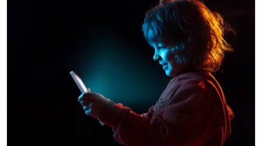 دراسة جديدة تحذر من تأثير وسائل التواصل الاجتماعي على نمو دماغ الأطفال 