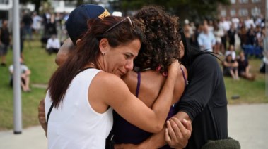 حزن وعناق جراء حادث إطلاق النار في مهرجان بوندي اليهودي 