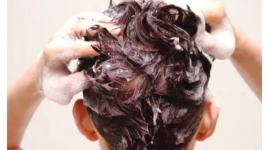 التعرض للدش الساخن بشكل يومي يؤثر على الشعر 