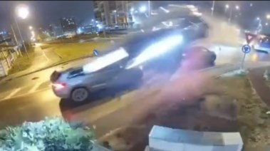 مشهد طيران السيارة فوق السيارات