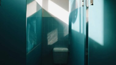 حمام في شركة