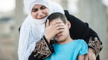 أم باكية وابنها - تعبيرية 