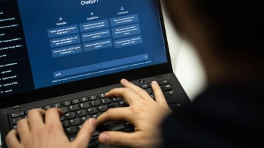 الدردشة مع شات جي بي تي