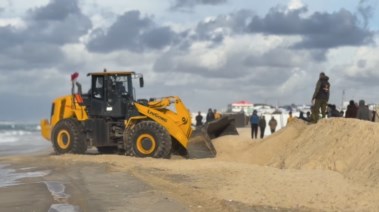 بلدوزر مصري على شواطئ غزة