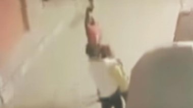 لحظة قيام الشاب بخنق صديقه