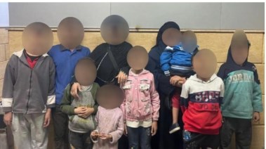 المتهمين بعد القبض عليهم وبرفقتهم الأطفال