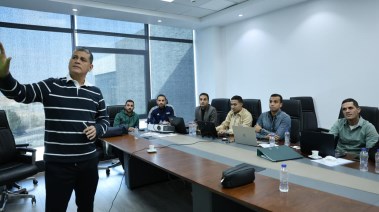 اجتماع أوسكار رويز مع الحكام