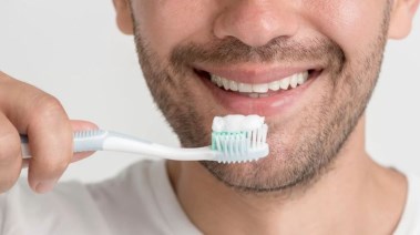 تنظيف الأسنان