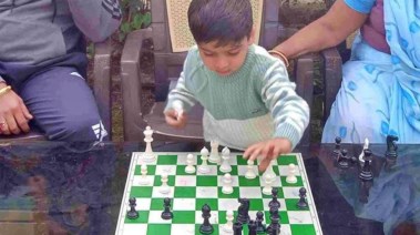 الطفل الهندي أثناء لعب الشطرنج